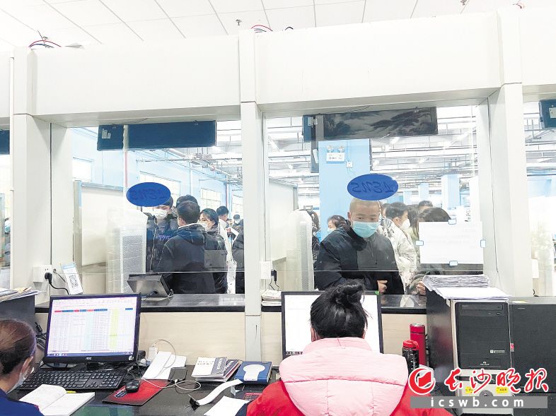 20日下午，蓝思科技工作人员为应聘者办理手续。长沙晚报全媒体记者 周斌 摄