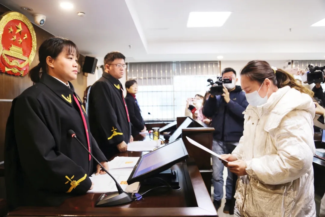 2022年1月6日，湖南长沙天心区人民法院审理了一起抚养权变更纠纷，并针对监护人监护失职的情况，发出了家庭教育促进法生效后的全国首份家庭教育令。（天心区人民法院供图）