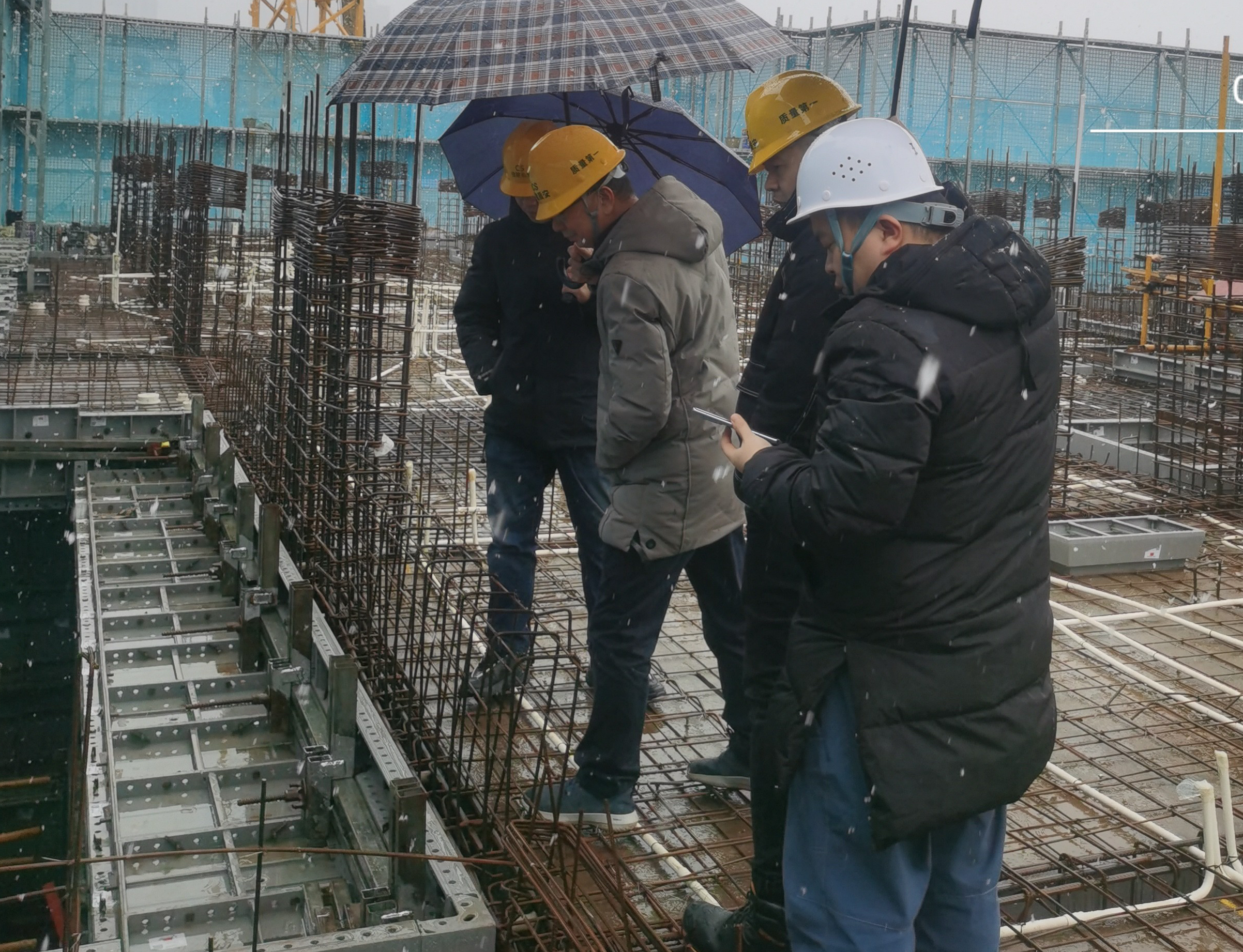 中海物业工作人员正在对小区出入口采取防滑措施。均为受访者供图。