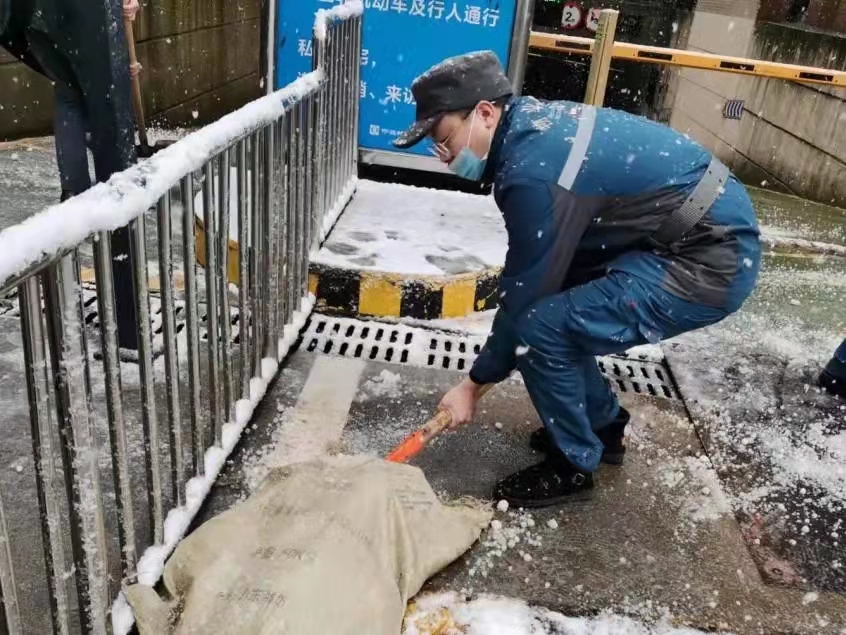 市质安监站正在检查雨雪冰冻天气下工地安全生产工作情况。