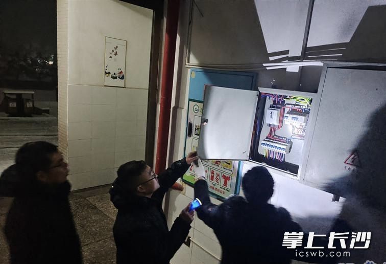 沙市镇沙市完小排查校内安全隐患。所有照片由浏阳市教育局提供。