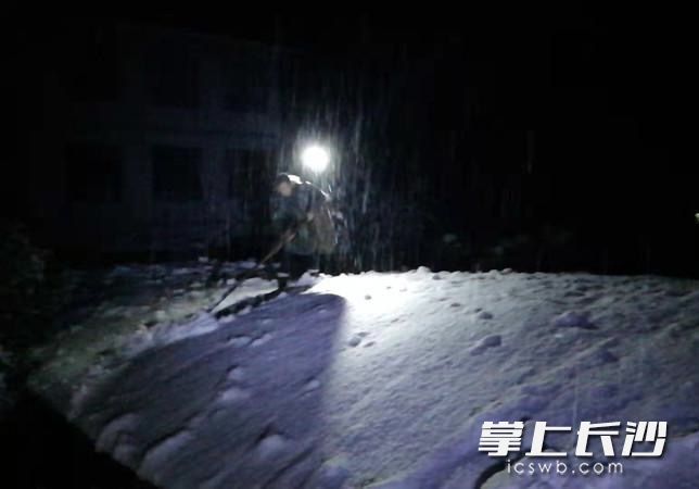 枨冲镇庆仪小学教职工轮流清除雨棚积雪。