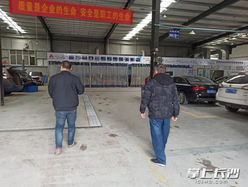 工作人员在对五联汽修开展专项突击检查