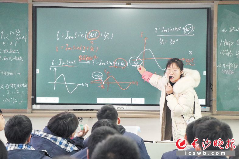 长沙汽车工业学校的老师在给学生上电工电子课，这是对口高考必考科目。 长沙晚报通讯员 刘章红 摄