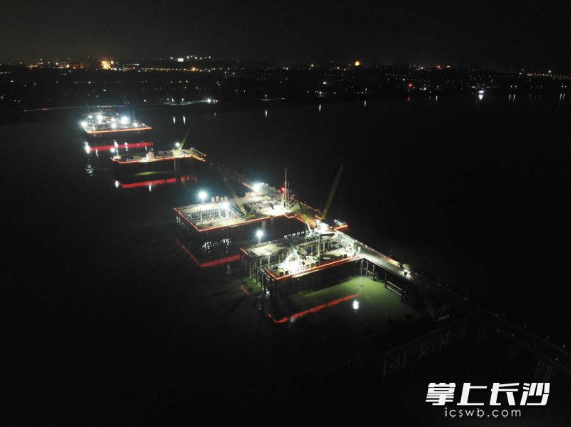 26日晚，历时3个多小时，暮坪湘江特大桥主桥首个承台顺利完成混凝土浇筑。长沙晚报全媒体记者 陈焕明 通讯员 慕强 摄影报道