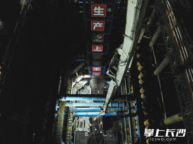 混凝土被泵送至施工平台以下近30米深的承台上。