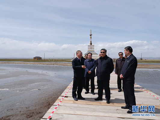 2021年6月7日至9日，中共中央总书记、国家主席、中央军委主席习近平在青海考察。这是8日下午，习近平在海北藏族自治州刚察县青海湖仙女湾考察。新华社记者 李学仁 摄