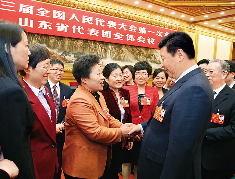 2018年3月8日，中共中央总书记、国家主席、中央军委主席习近平参加十三届全国人大一次会议山东代表团的审议。在“三八”国际劳动妇女节到来之际，习近平代表党中央，向参加全国两会的女代表、女委员、女工作人员，向全国各族各界妇女同胞，致以节日的祝贺和诚挚的祝福。这是习近平同女代表亲切交谈。 新华社记者 姚大伟/摄