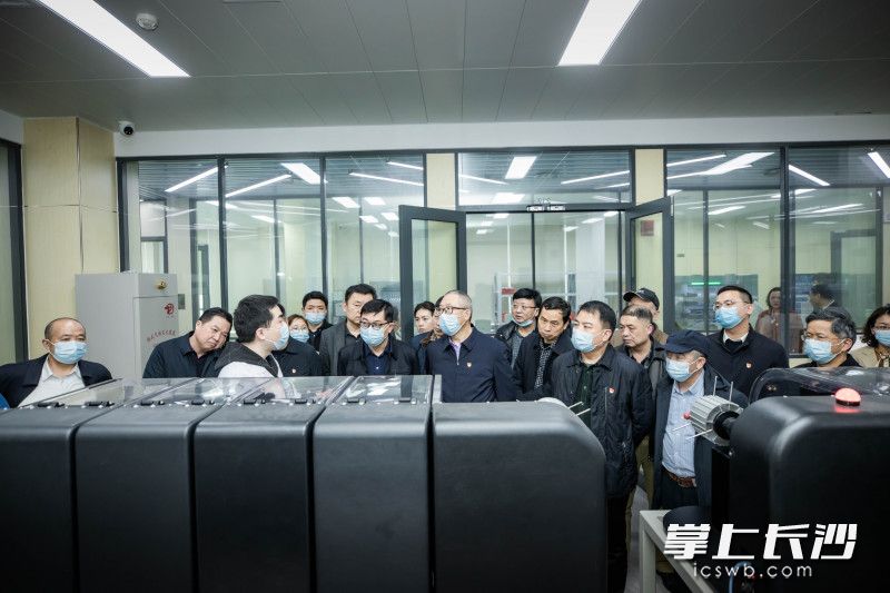 党员们一同参观学习。  均为通讯员供图