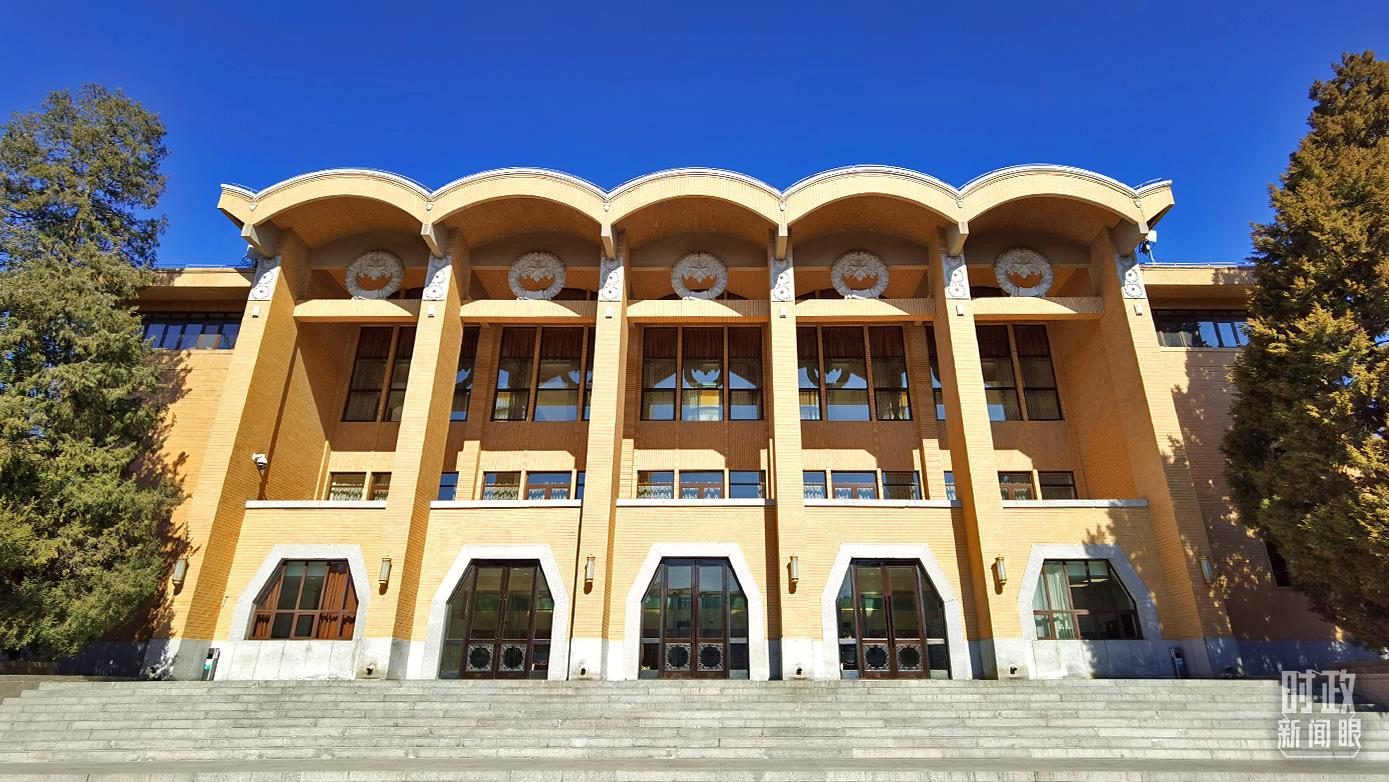 △当天的开班式在党校礼堂举行。（总台央视记者郭鸿拍摄）