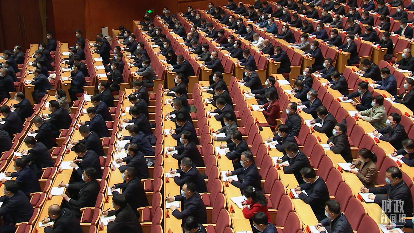 △开班式现场的年轻干部。（总台央视记者范一鸣拍摄）