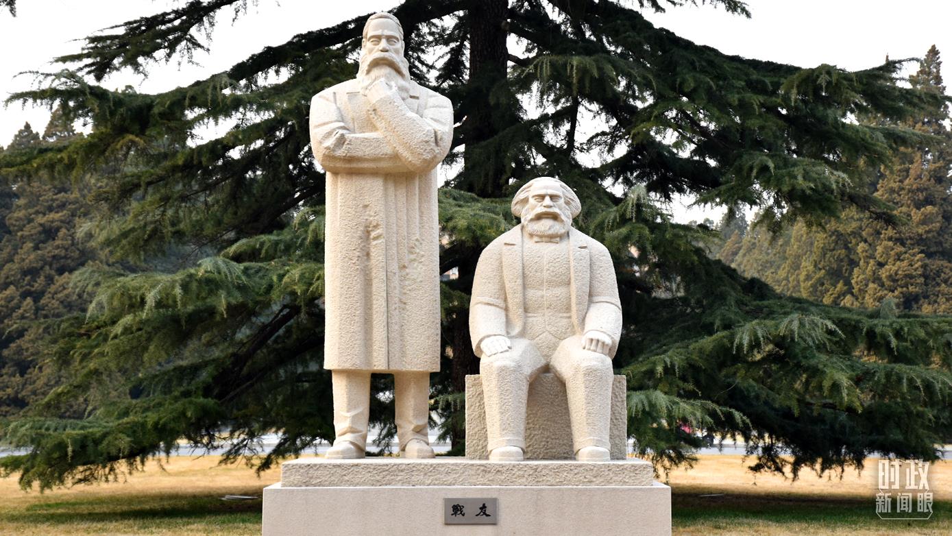 △中央党校，雕塑《战友》。（资料图）