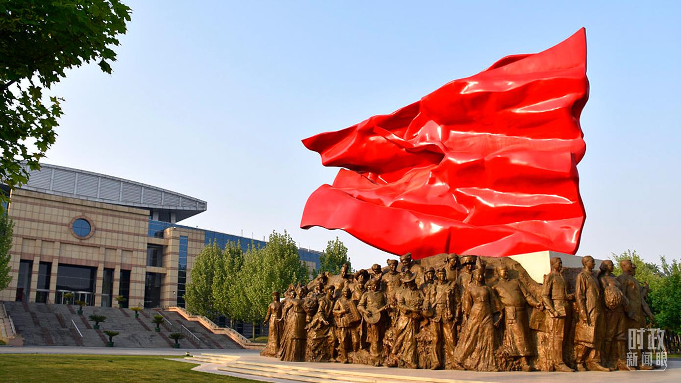 △中央党校，组雕《旗帜》。（资料图）