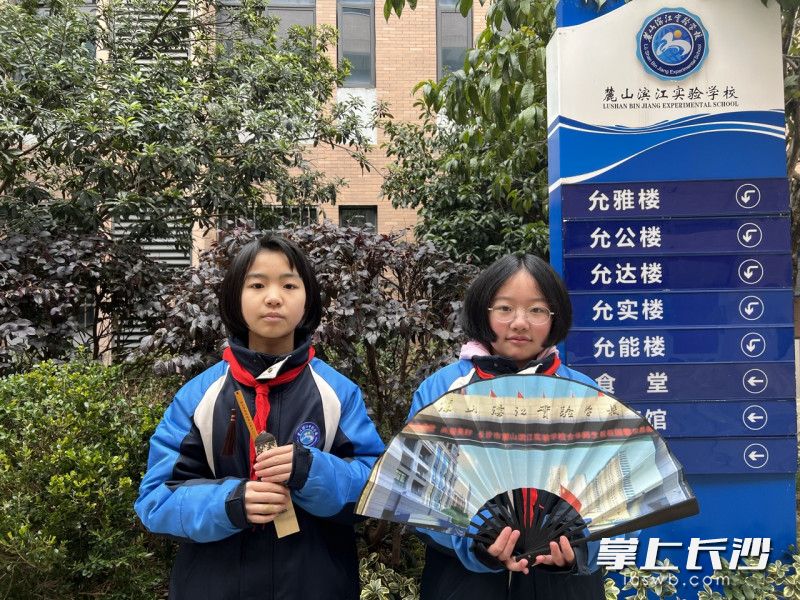 c2107班的吴秀萍(右)和熊诗颖向记者展示自己的作品。均为长沙晚报全媒体记者 刘俊 摄 c2107班的吴秀萍(右)和熊诗颖向记者展示自己的作品。均为长沙晚报全媒体记者 刘俊 摄