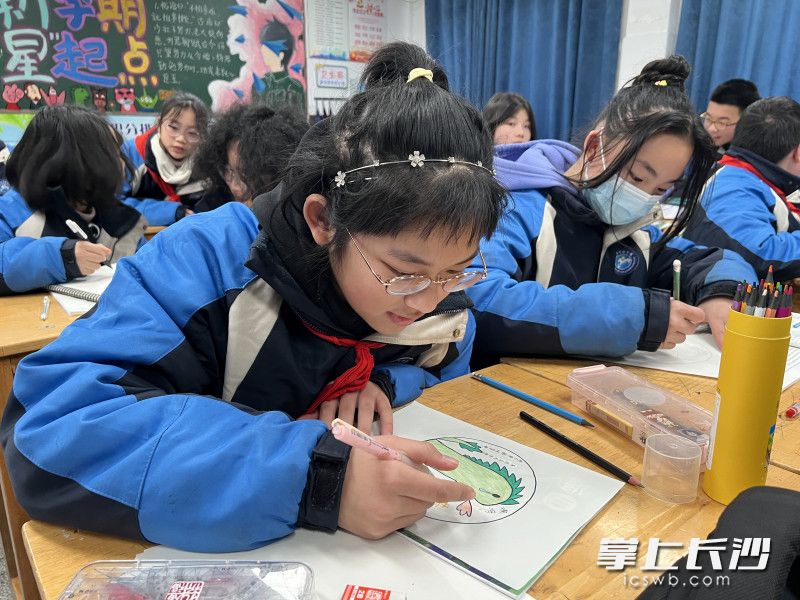课堂上,学生们正在“大开脑洞”,将创意变成实物。 课堂上,学生们正在“大开脑洞”,将创意变成实物。