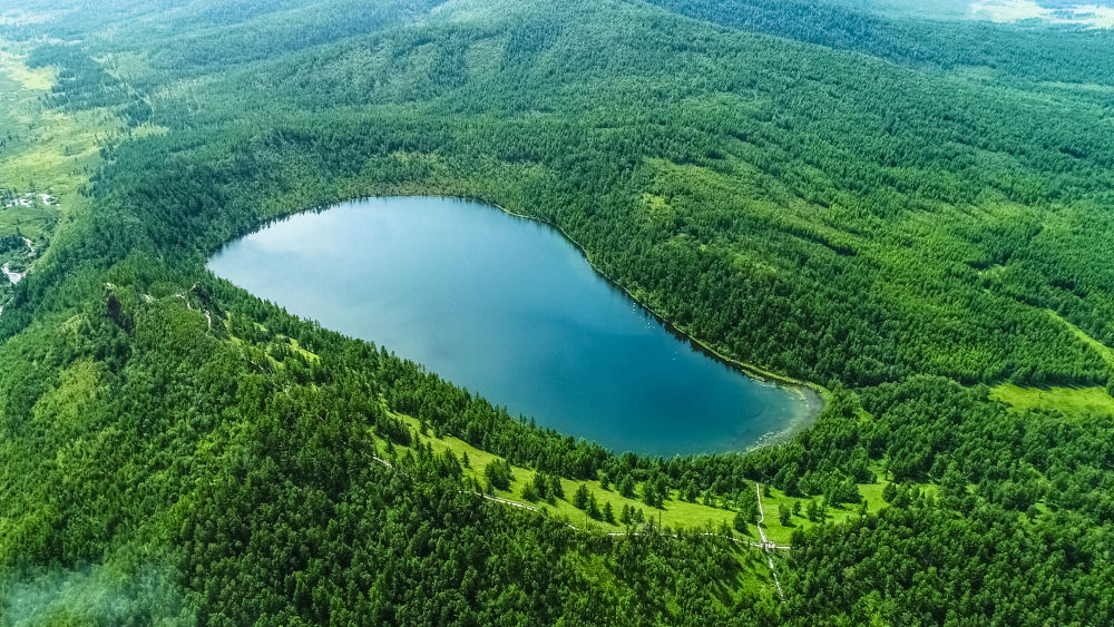这是兴安盟阿尔山国家森林公园驼峰岭天池美景。（赖志强摄）