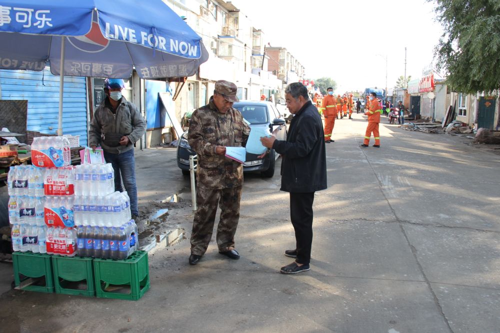 2021年，陈良在内蒙古自治区兴安盟科右前旗乡镇宣传防火知识。（受访者供图）