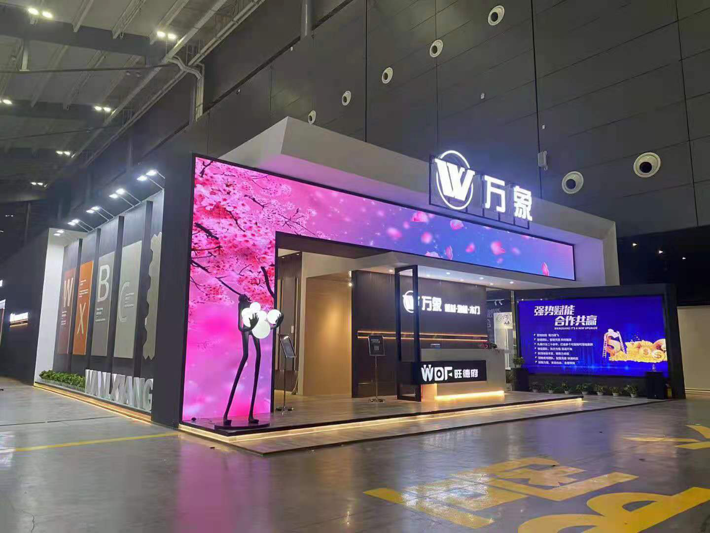 建博会现场，万象品牌年度新品形象片全国首发。