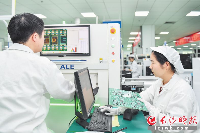 威胜信息智能化SMT贴片生产线上工作人员正在有序作业。长沙晚报全媒体记者 邹麟 摄