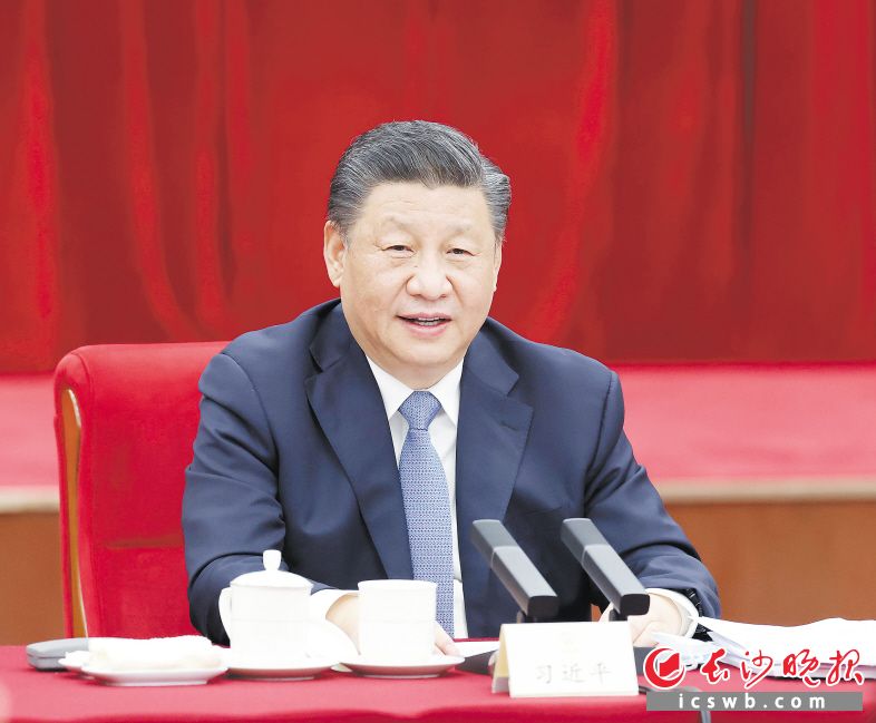 3月6日，中共中央总书记、国家主席、中央军委主席习近平看望参加全国政协十三届五次会议的农业界、社会福利和社会保障界委员，并参加联组会，听取意见和建议。新华社记者 鞠鹏 摄