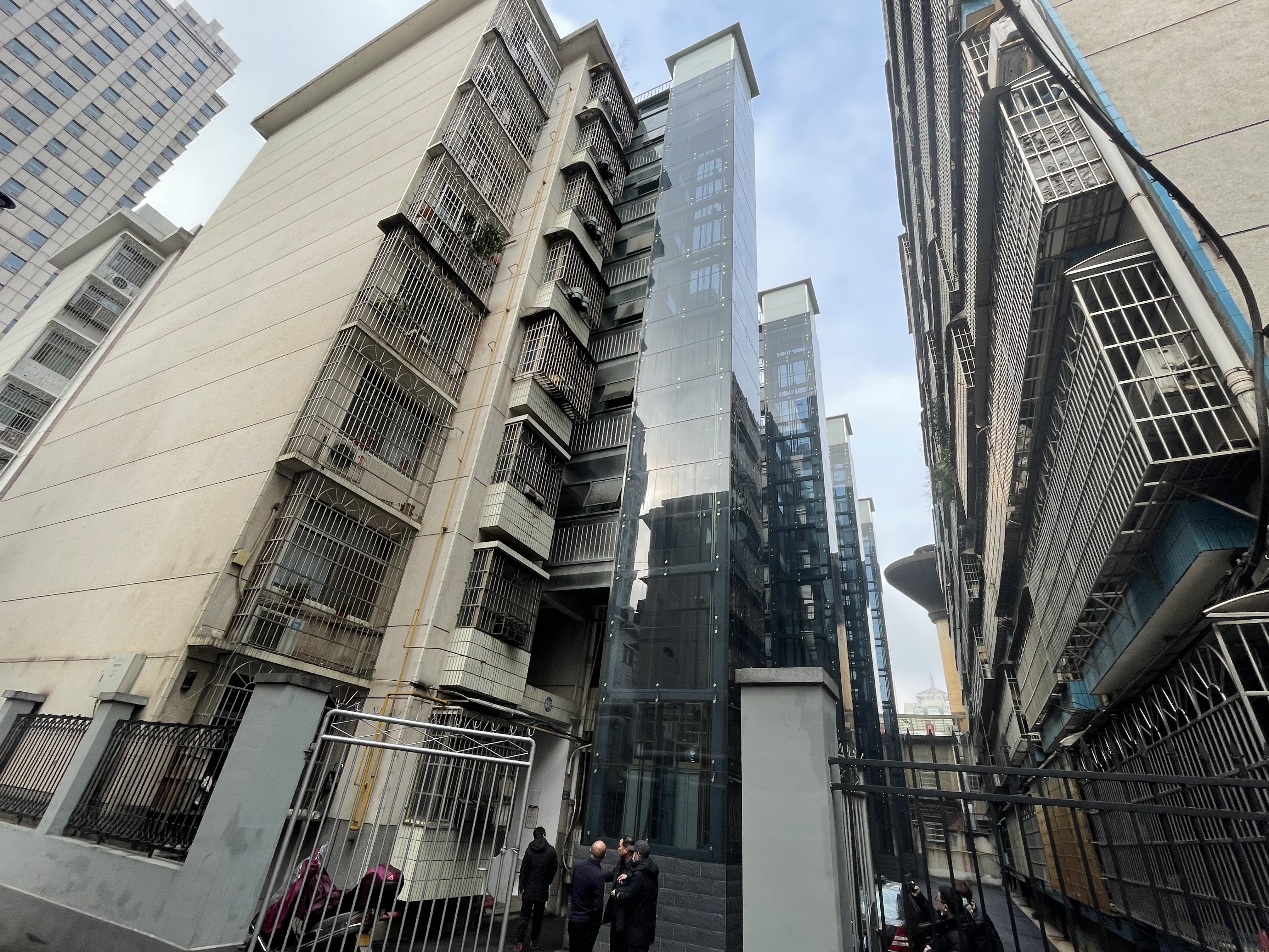 在芙蓉区文艺路街道湘雅二医院周边一小区加装电梯后，市民出行更方便。长沙晚报全媒体记者 陈焕明 摄
