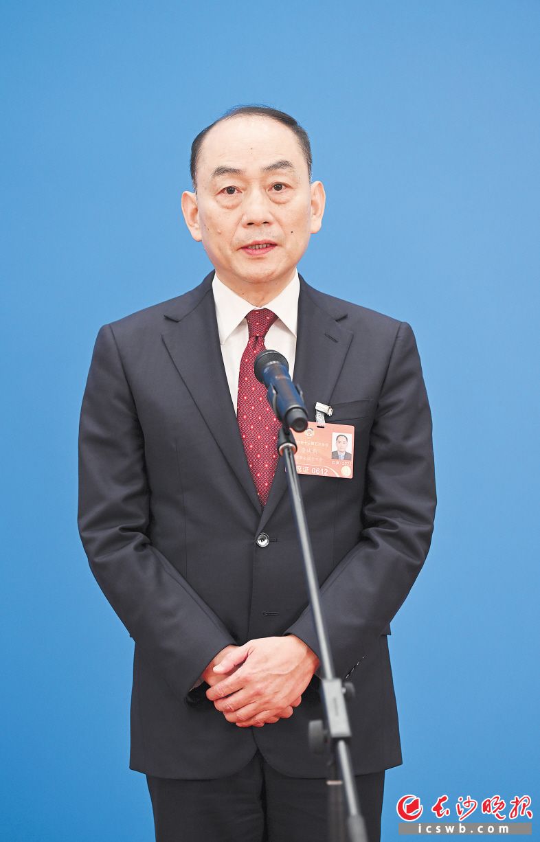 　3月10日，全国政协委员詹纯新亮相两会“委员通道”接受采访。　　新华社记者 金良快 摄
