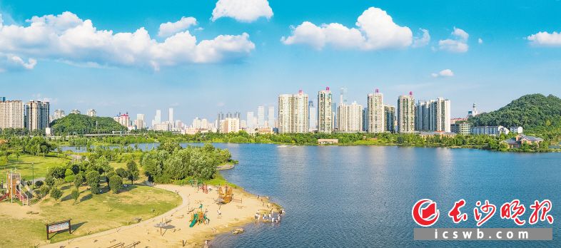蓝天白云下的长沙西湖文化园。资料照片