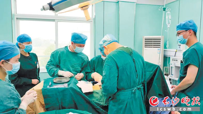 双向转诊、专家和名医社区坐诊、急诊急救联盟、专病联盟……医联体让老百姓在家门口享受到优质的医疗服务，也促进了基层医疗服务整体实力的提升。长沙市第四医院供图
