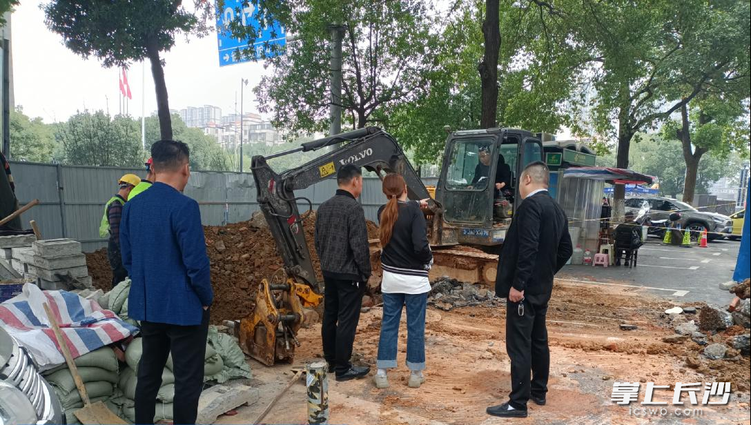社区工作人员现场查看施工现场