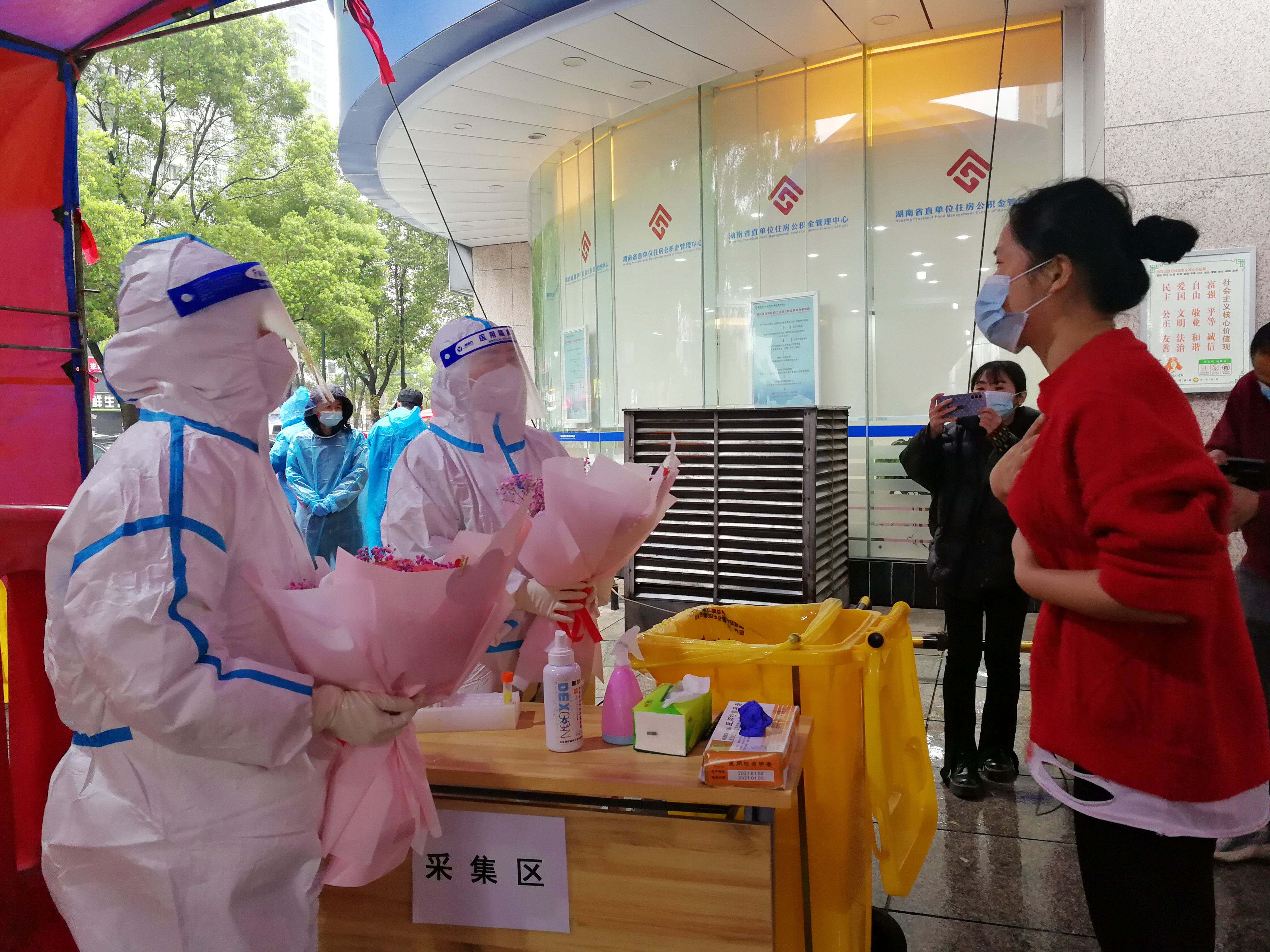 3月21日，唐海花为抗疫一线的医务人员和志愿者送上鲜花。长沙晚报通讯员宋彬彬摄