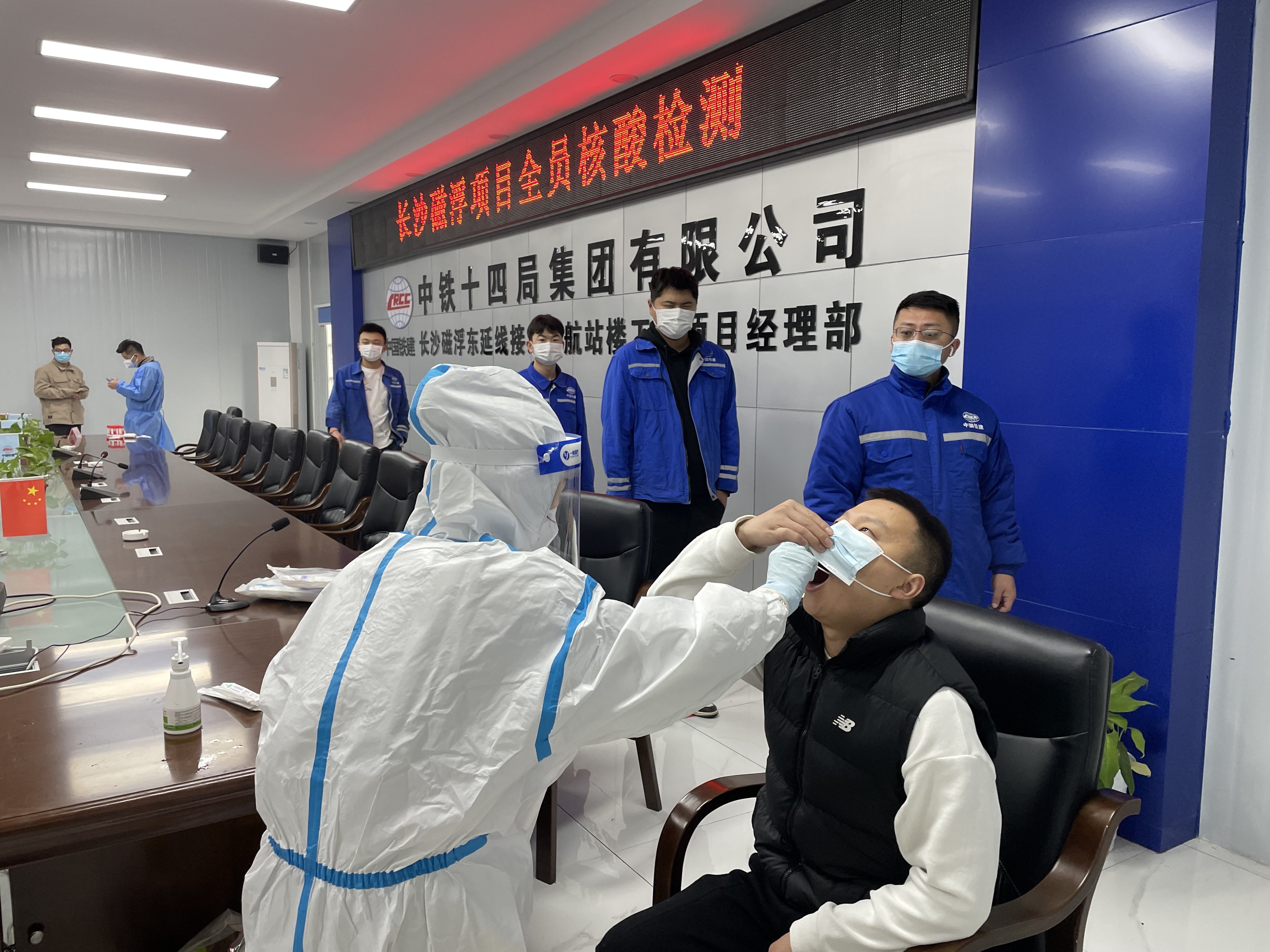 3月22日，中铁十四局长沙磁浮东延线项目邀请核酸检测机构为项目管理人员和施工人员进行核酸检测。均为长沙晚报全媒体记者 陈焕明 摄