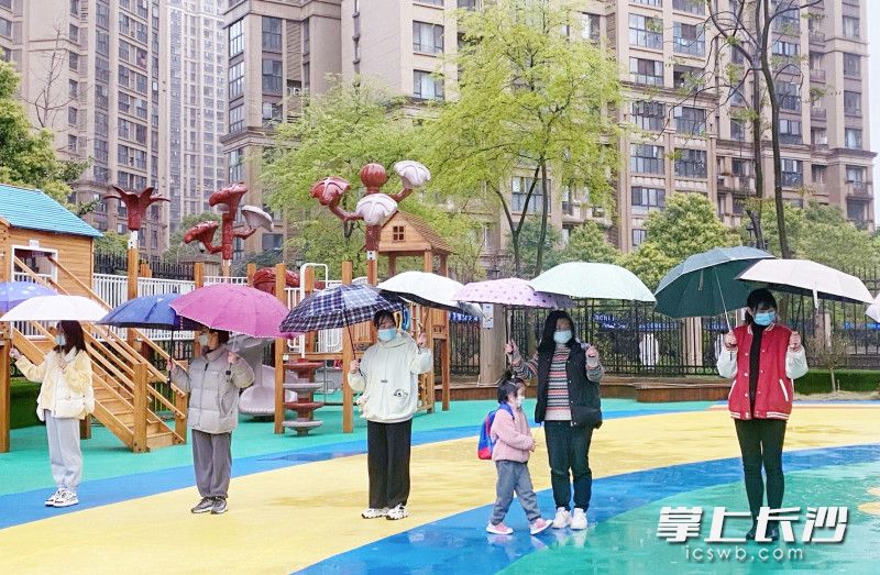 岳麓幼儿教育集团中海幼儿园老师为孩子们搭起一条“七彩走廊”。