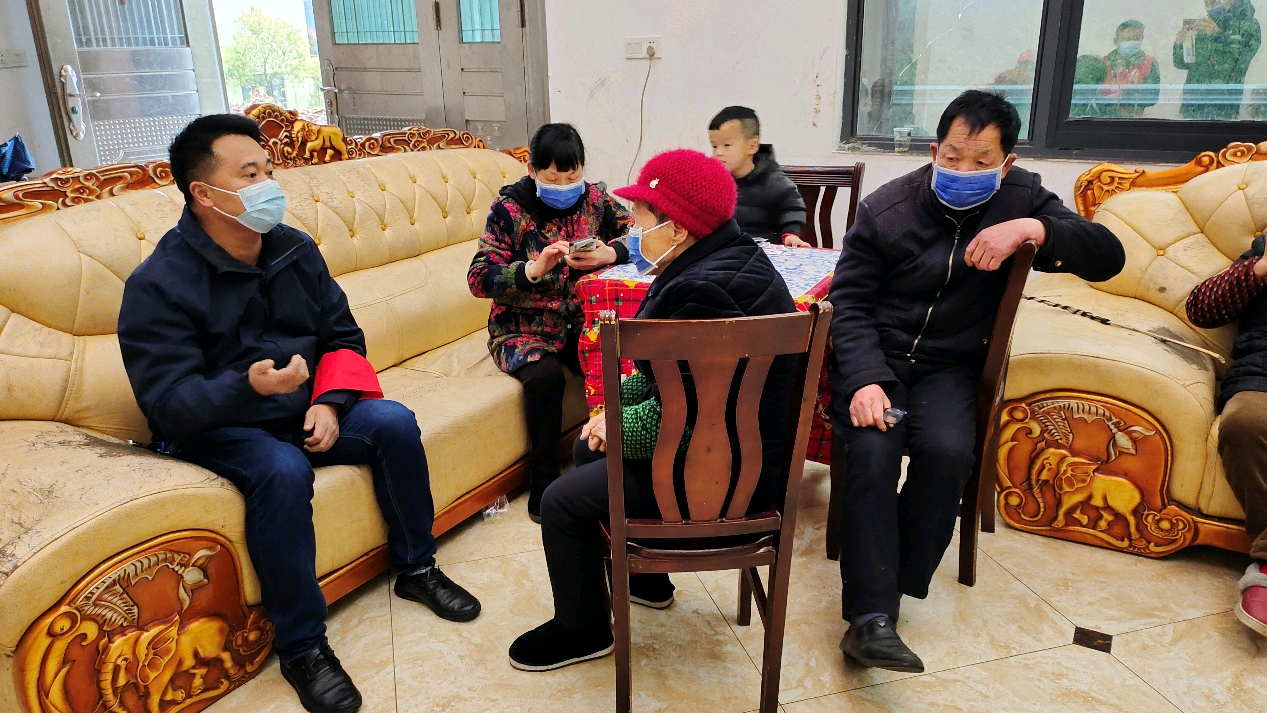 党员干部敲门入户宣传疫情防控知识。均为白箬铺镇政府供图