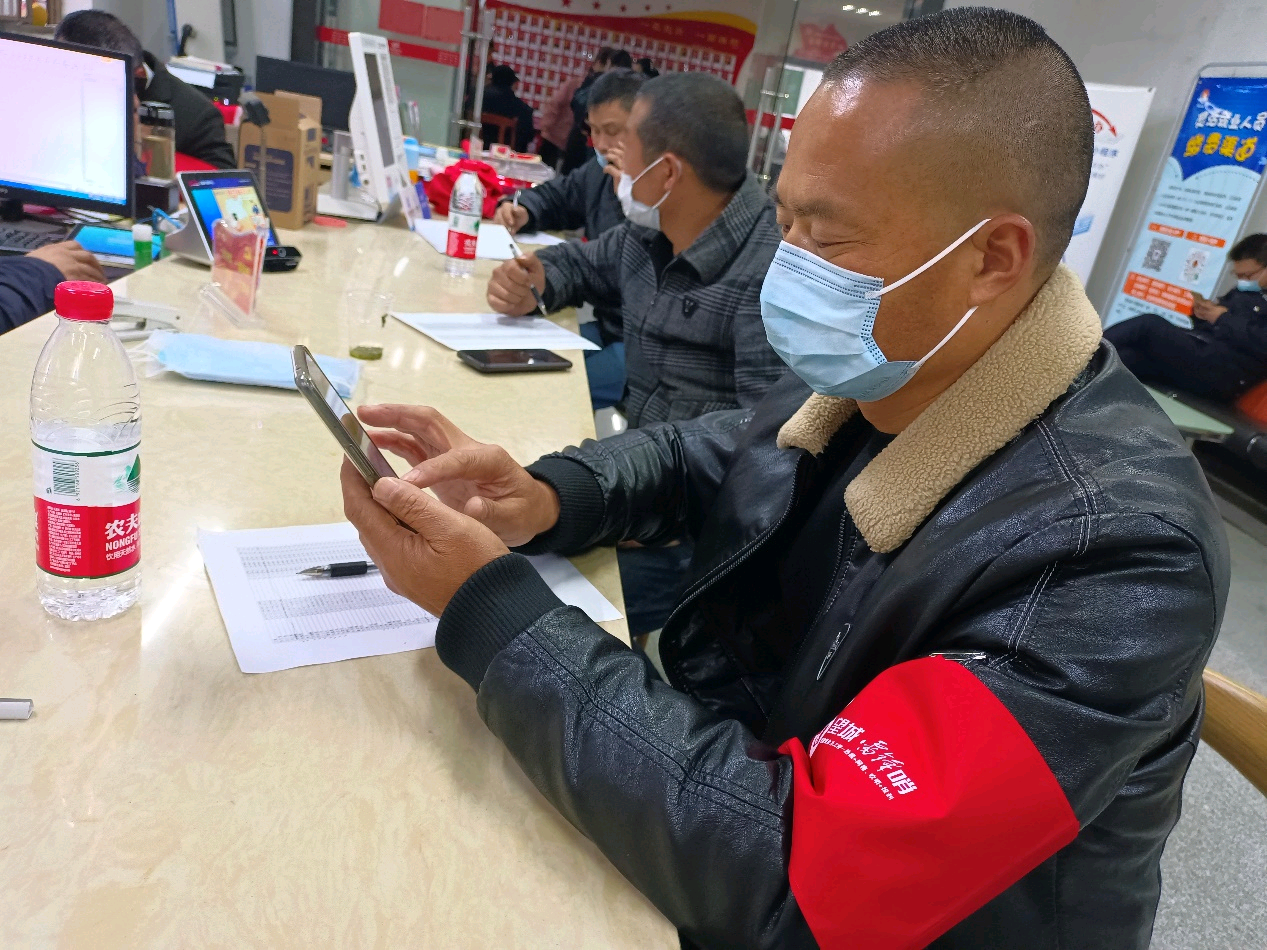 志愿者电话摸排村民行程轨迹。