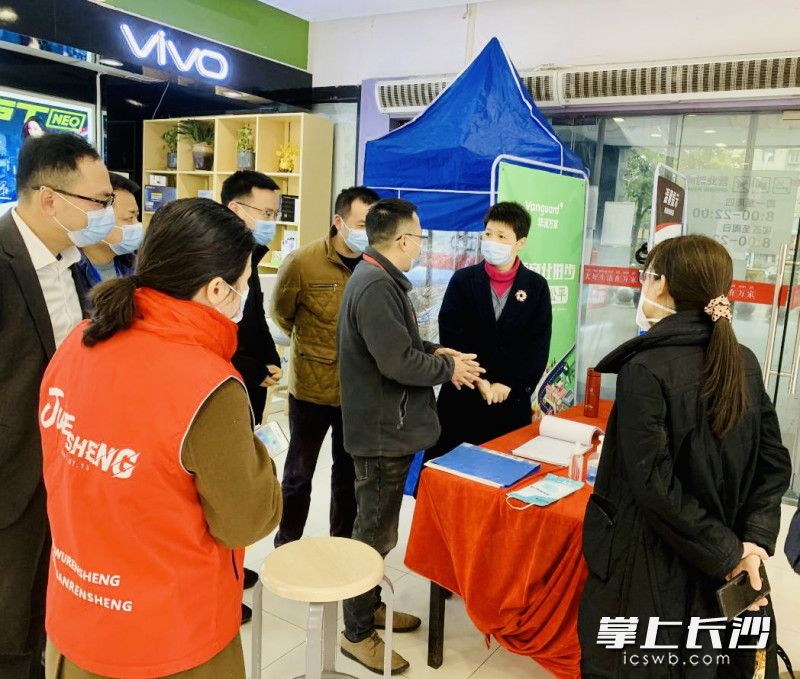 开福区商务局有关负责人走访调研疫情防控下市场供应情况。均为通讯员 丁时斌 摄