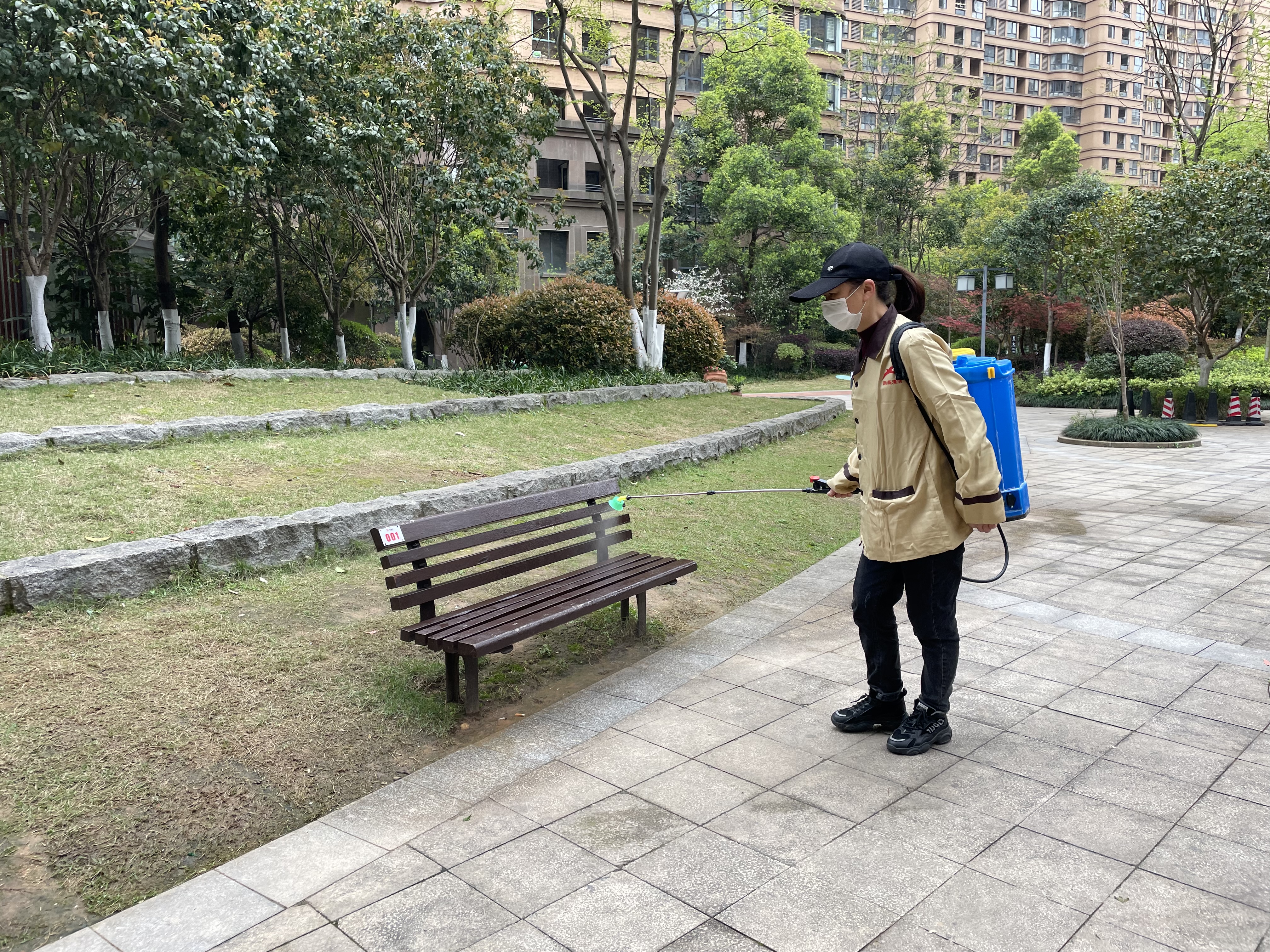 雨花区万境水岸小区物业人员正在小区公共区域进行消杀。长沙晚报全媒体记者 陈焕明 摄