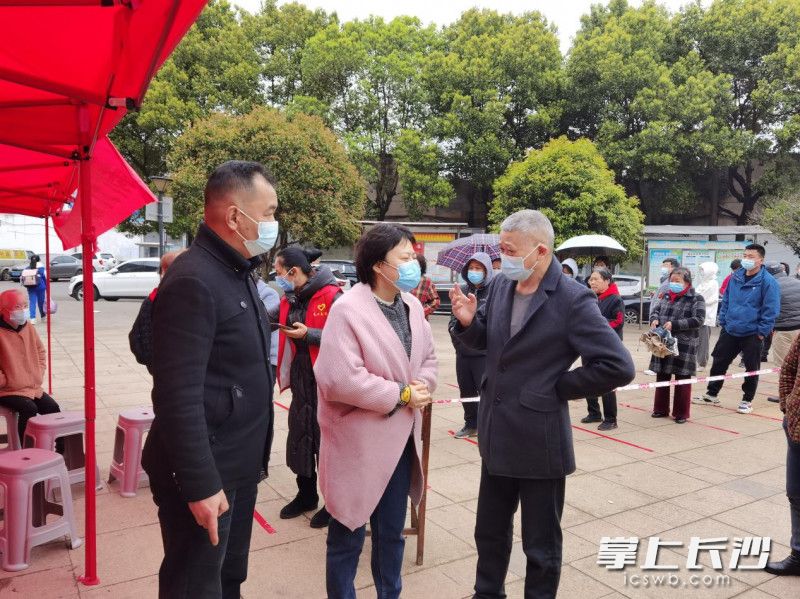 天心区纪检监察干部在一线了解疫情防控措施落实情况。均为受访单位供图。