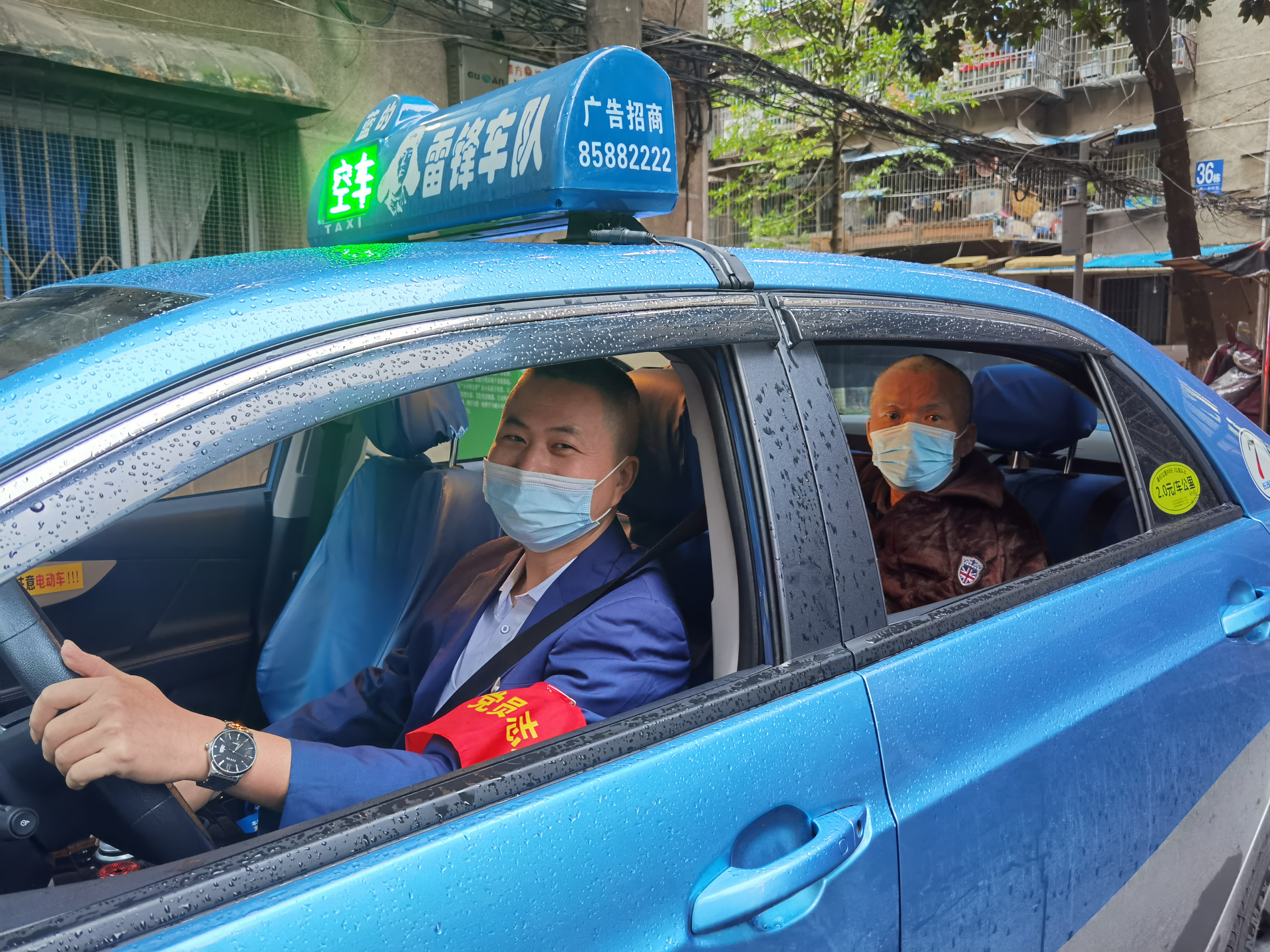 长沙交通集团市出租车公司“蓝的雷锋车队” 队委、共产党员罗正雄驾车接患者黄利明往返医院就诊。通讯员 李璜婷 摄