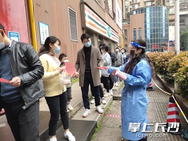 分发资料维持秩序。