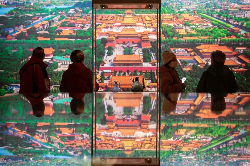 2020年12月22日，观众在南京市博物馆参观“1420 :从南京到北京”特展 苏阳摄 / 本刊