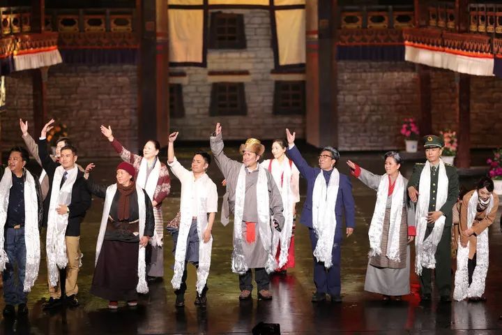 2022年3月23日，话剧《八廓街北院》在西藏自治区藏戏演艺中心上演。该剧展现了一座多民族聚居院落的美好亲情和邻里深情，描绘了当代西藏的新生活、新发展、新变化 姜帆摄 / 本刊