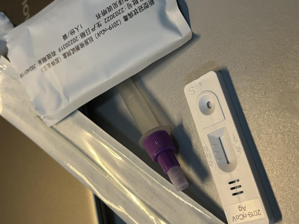 这是学生使用的新冠病毒抗原检测试剂盒。（受访者供图）