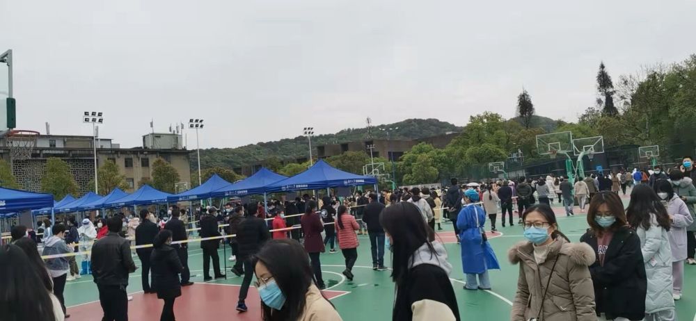 这是同学们在篮球场进行核酸检测。（受访者供图）