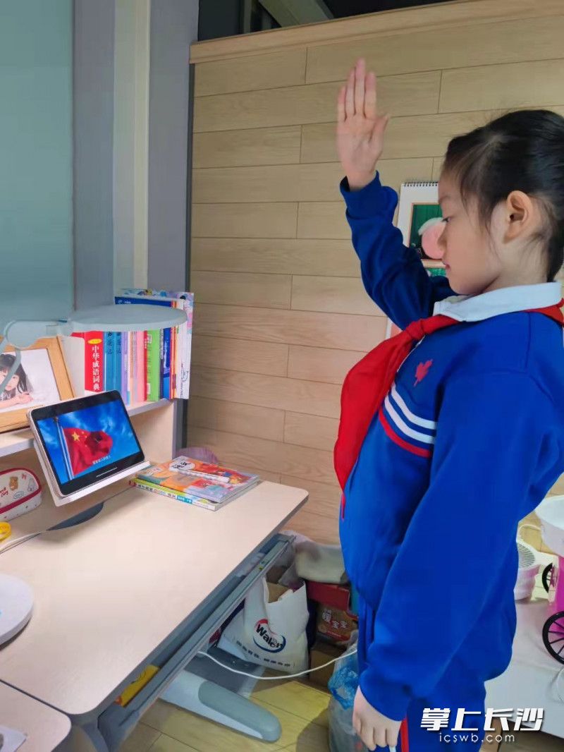 今日线上教学从隆重的升旗仪式开始。照片由学校提供