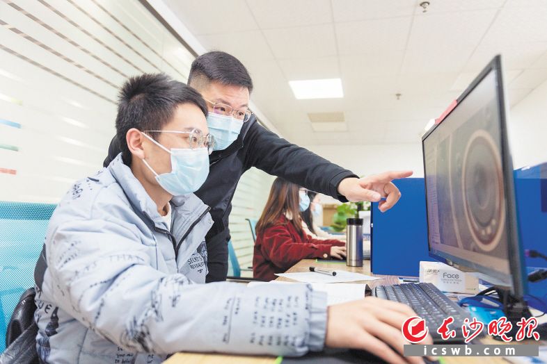 左天炬（左二）与同事商讨产品设计。均为长沙晚报全媒体记者 郭雨滴 摄