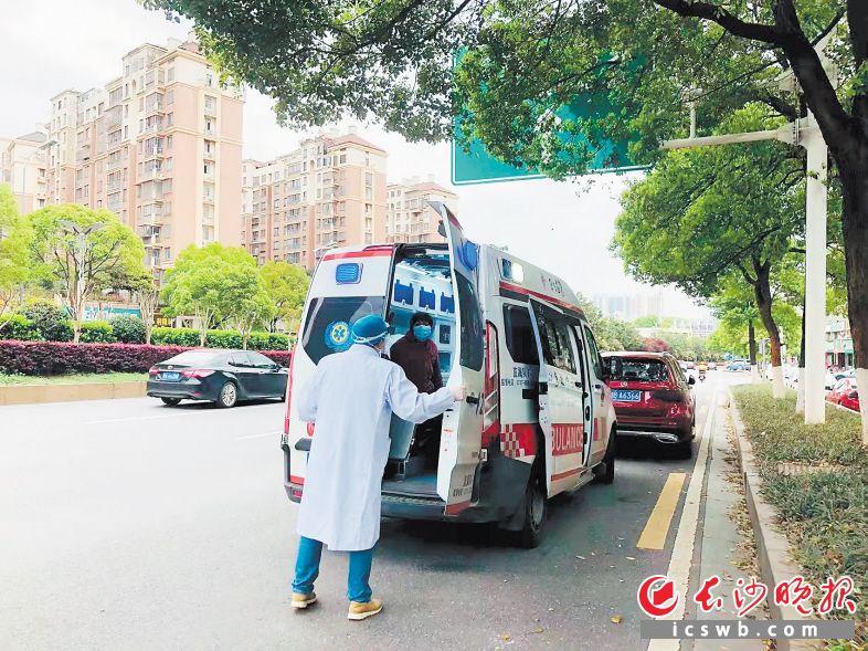 天心区湘林小区的甘爹爹被顺利转送至医院。 受访者供图