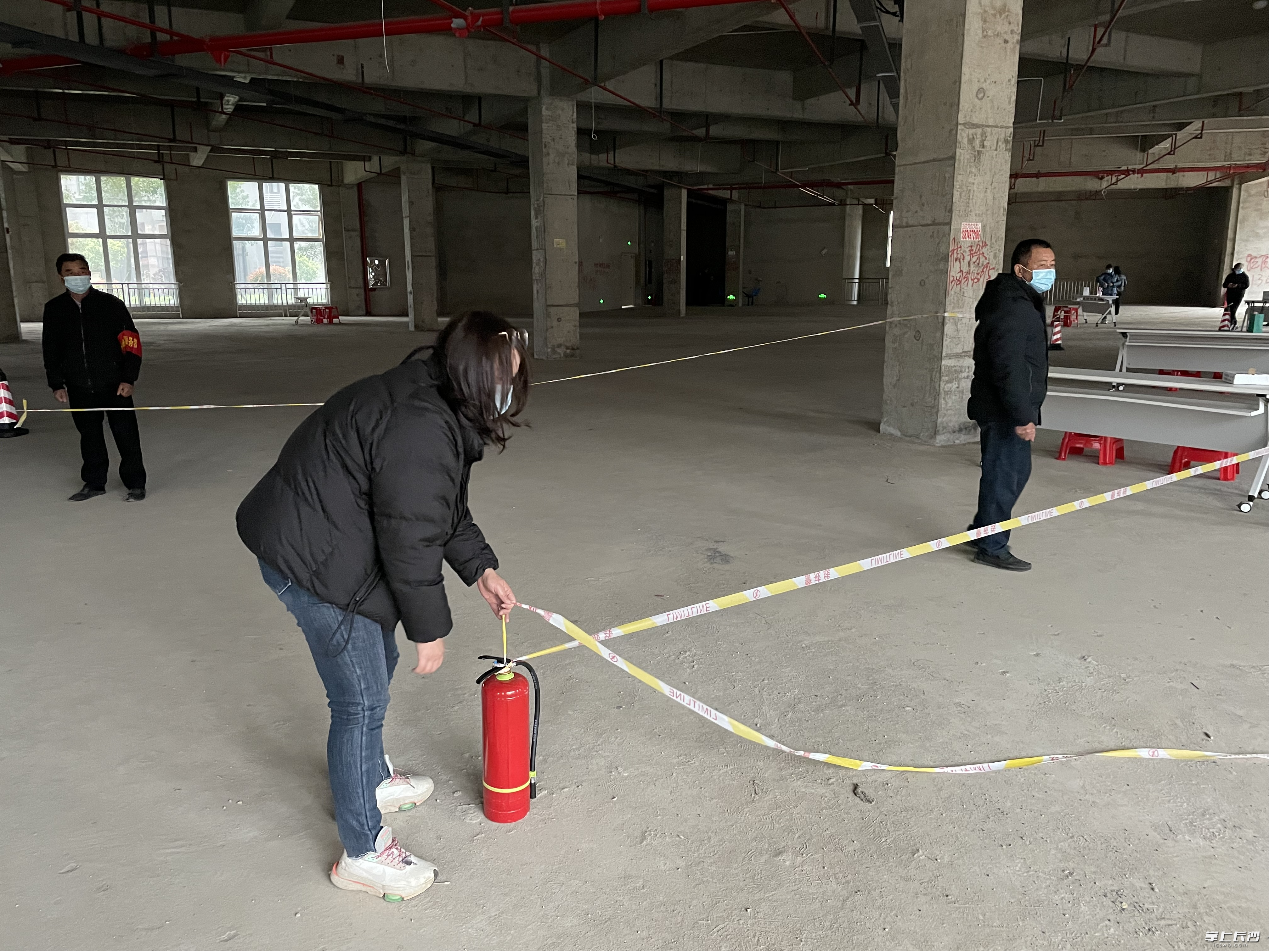 社区工作人员正在布置核酸检测采样点