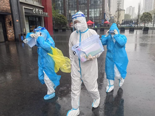 志愿者进行核酸采样。受访单位供图