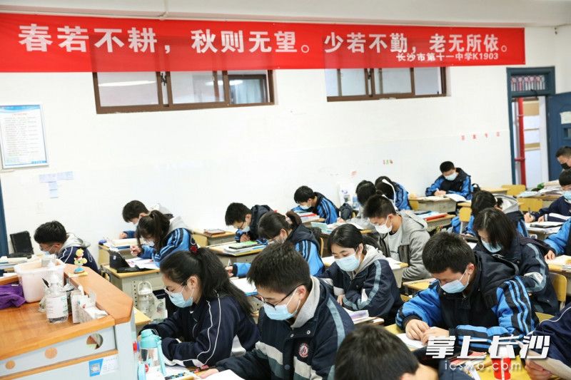 今日下午，长沙市第十一中学安静的高三课堂，学生们正在自习。长沙晚报通讯员 邓剑摄