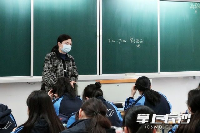 老师们也陪伴在一起。